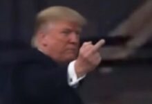 Ο Ντόναλντ Τραμπ κατά την επίσκεψή του στο εργοστάσιο της Ford στο Ντιτρόιτ όπου σημειώθηκε το επεισόδιο