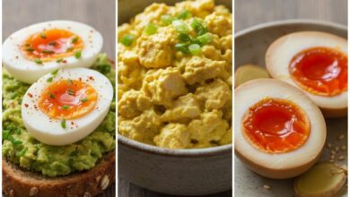 Ένα κολλάζ με τρία πιάτα: avocado toast με μελάτο αυγό, μπολ με αυγοσαλάτα με γιαούρτι και κάρυ, και μαριναρισμένα αυγά Ajitama κομμένα στη μέση