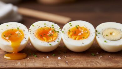 Σειρά από βραστά αυγά κομμένα στη μέση με διαφορετικούς χρόνους ψησίματος (μελάτα και σφιχτά)