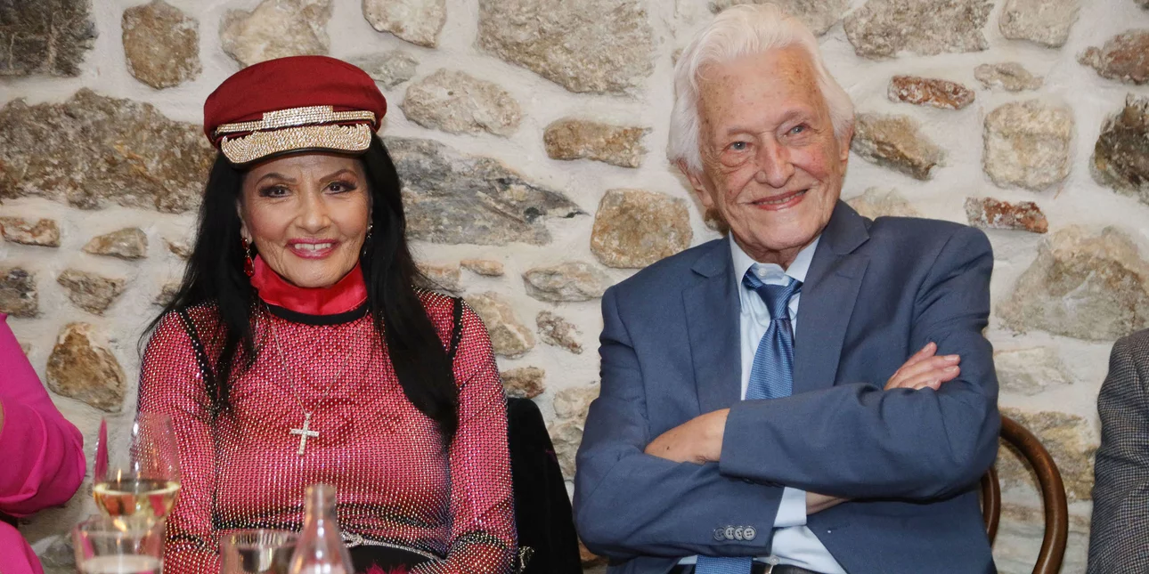 Η Ζωζώ Σαπουντζάκη σε κοινή εμφάνιση με τον σύντροφό της Πύρρο Αναγνωστόπουλο