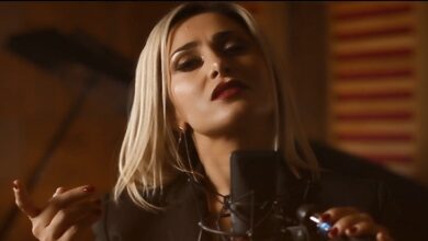 Η τραγουδίστρια Γωγώ Ρωμαίου σε εμφάνισή της στην πίστα