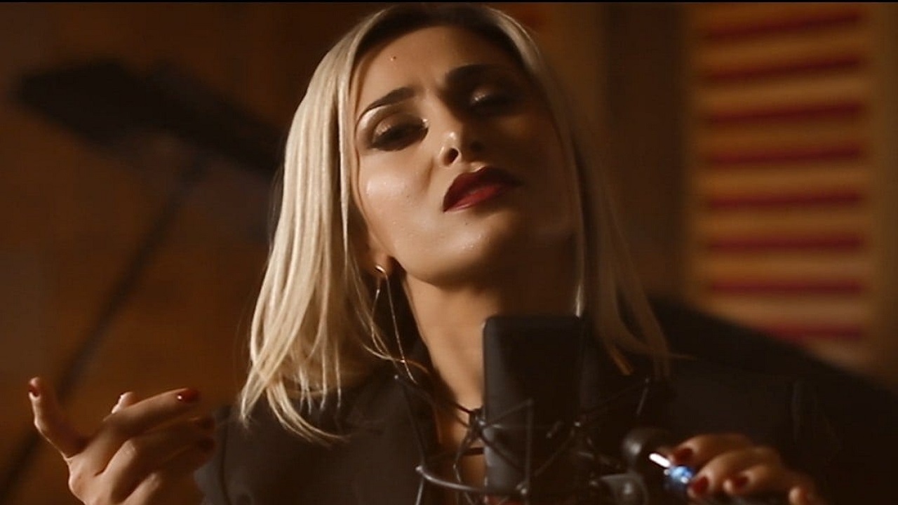 Η τραγουδίστρια Γωγώ Ρωμαίου σε εμφάνισή της στην πίστα