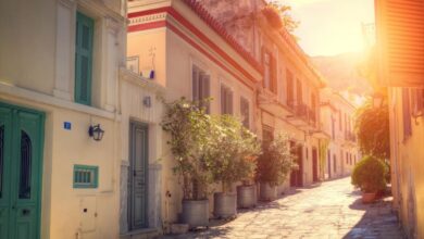 Ηλιοφάνεια με λίγα σύννεφα πάνω από την Αθήνα, συμβολίζοντας τη βελτίωση του καιρού και την άνοδο της θερμοκρασίας