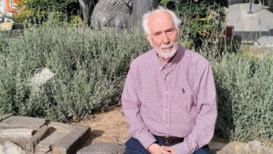 Αρχειακή φωτογραφία του Λευτέρη Κωνσταντινίδη από την περίοδο της πολιτικής του δράσης