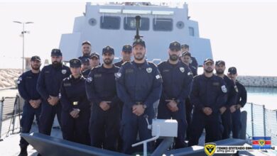 Στελέχη της Εθνικής Φρουράς της Κύπρου σε στρατιωτική δραστηριότητα με φόντο την κυπριακή σημαία