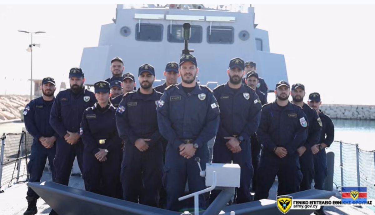 Στελέχη της Εθνικής Φρουράς της Κύπρου σε στρατιωτική δραστηριότητα με φόντο την κυπριακή σημαία