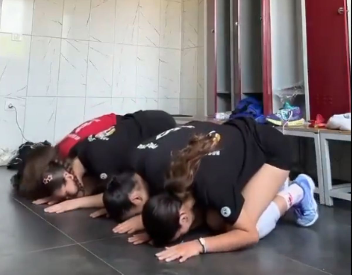 Στιγμιότυπο από βίντεο στα social media που προκάλεσε αντιδράσεις στην Τουρκία σχετικά με την ισλαμική προσευχή και τη θρησκευτική ένδυση