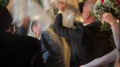 Στιγμιότυπο από viral γάμο όπου ο γαμπρός είναι καλυμμένος με τεράστιες ποσότητες ρυζιού στην εκκλησία