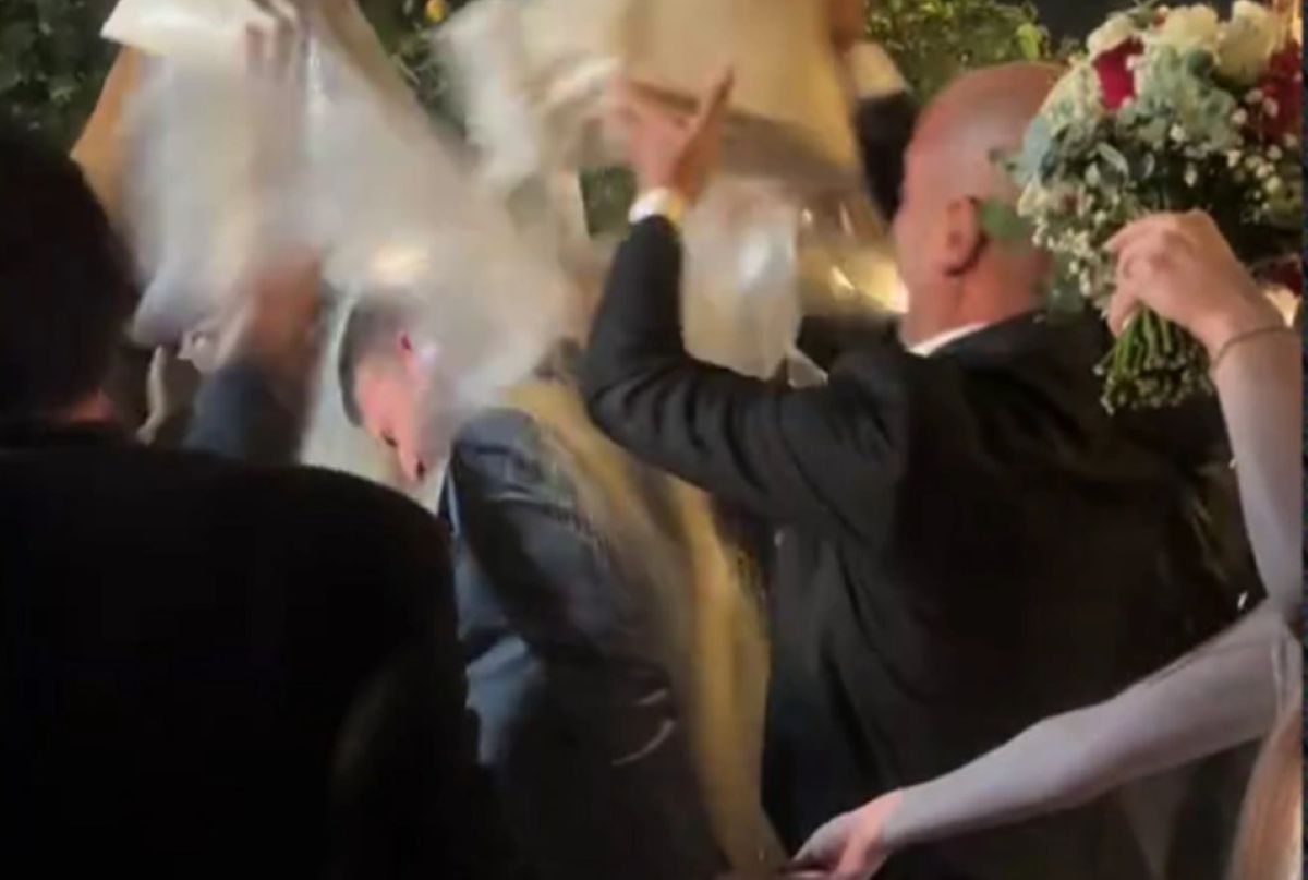 Στιγμιότυπο από viral γάμο όπου ο γαμπρός είναι καλυμμένος με τεράστιες ποσότητες ρυζιού στην εκκλησία