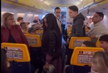 Το αεροσκάφος της Ryanair στον διάδρομο προσγείωσης μετά το επεισόδιο με τη μεθυσμένη επιβάτιδα