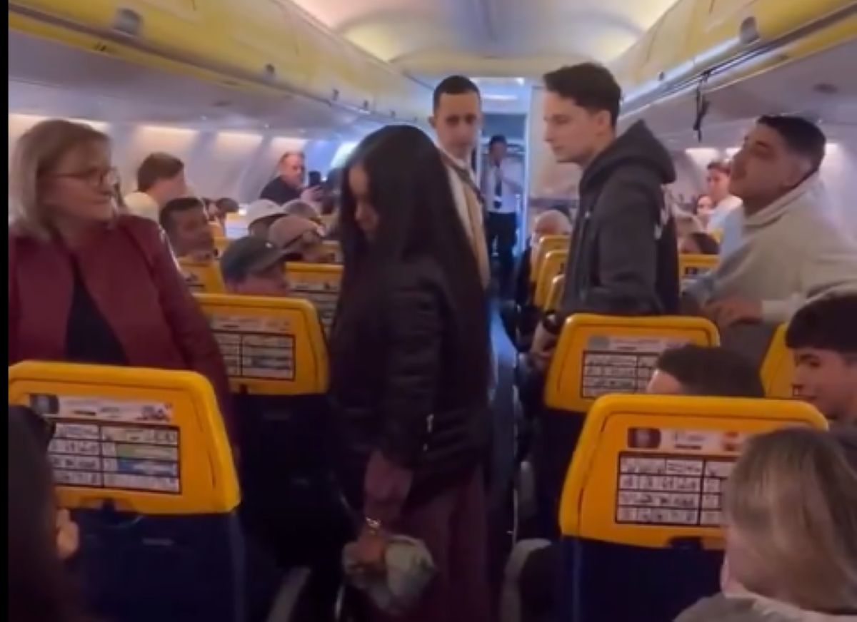 Το αεροσκάφος της Ryanair στον διάδρομο προσγείωσης μετά το επεισόδιο με τη μεθυσμένη επιβάτιδα