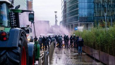 Εκατοντάδες τρακτέρ και χιλιάδες αγρότες διαδηλώνουν έξω από το Ευρωπαϊκό Κοινοβούλιο κατά της συμφωνίας ΕΕ-Mercosur