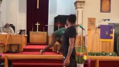 Στιγμιότυπο από το βίντεο σοκ όπου άνδρας σημαδεύει με όπλο ιερέα μέσα σε εκκλησία στην Πενσυλβάνια