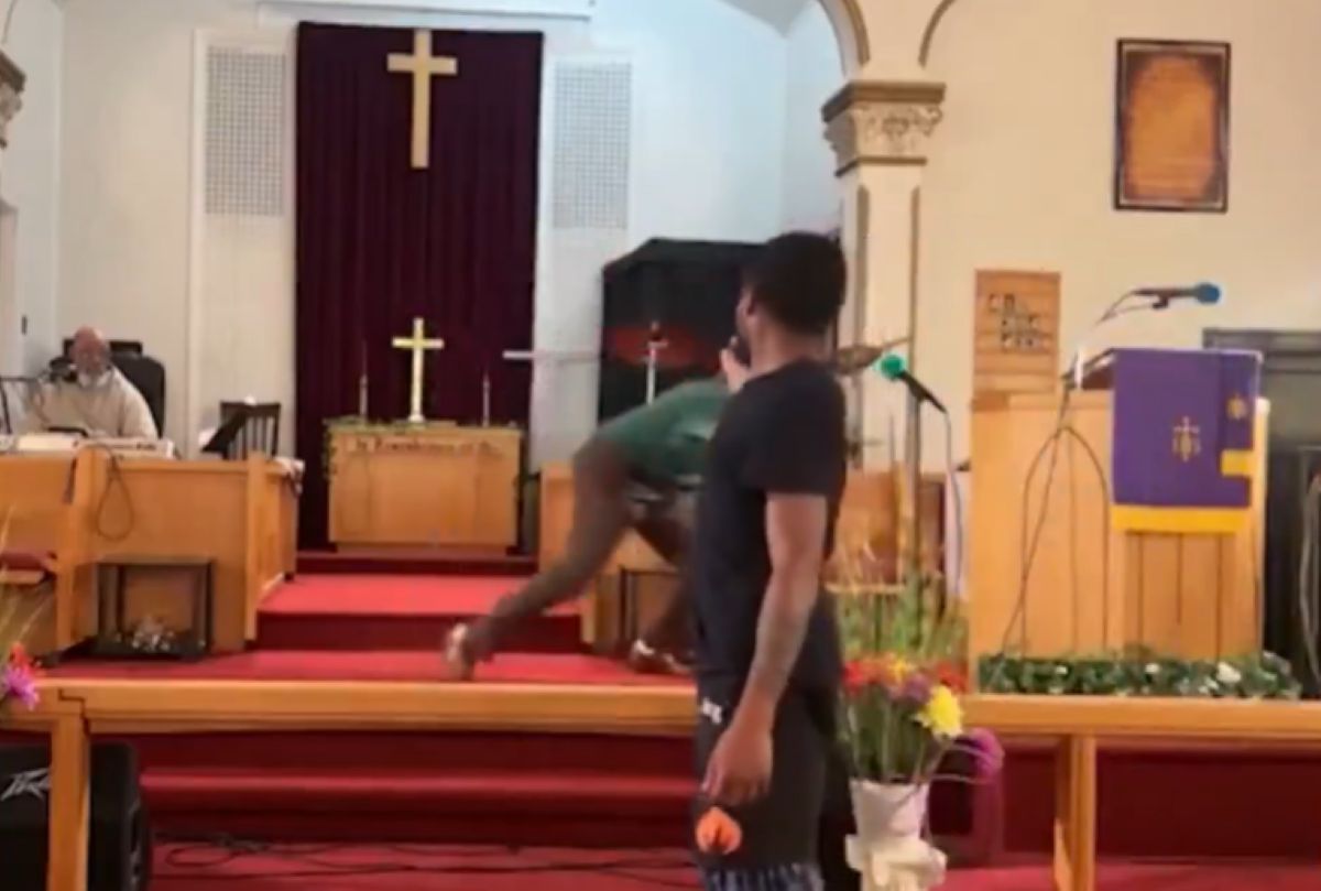 Στιγμιότυπο από το βίντεο σοκ όπου άνδρας σημαδεύει με όπλο ιερέα μέσα σε εκκλησία στην Πενσυλβάνια