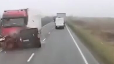 Το σημείο της μετωπικής σύγκρουσης του mini bus με την νταλίκα στη Ρουμανία