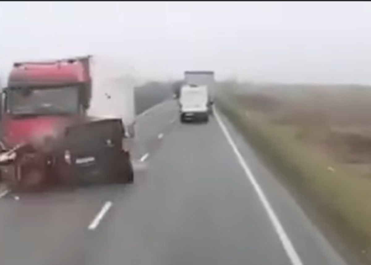 Το σημείο της μετωπικής σύγκρουσης του mini bus με την νταλίκα στη Ρουμανία