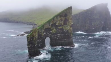 Η εντυπωσιακή φυσική καμάρα Drangarnir στις Νήσους Φερόες ανάμεσα στα κύματα του Ατλαντικού