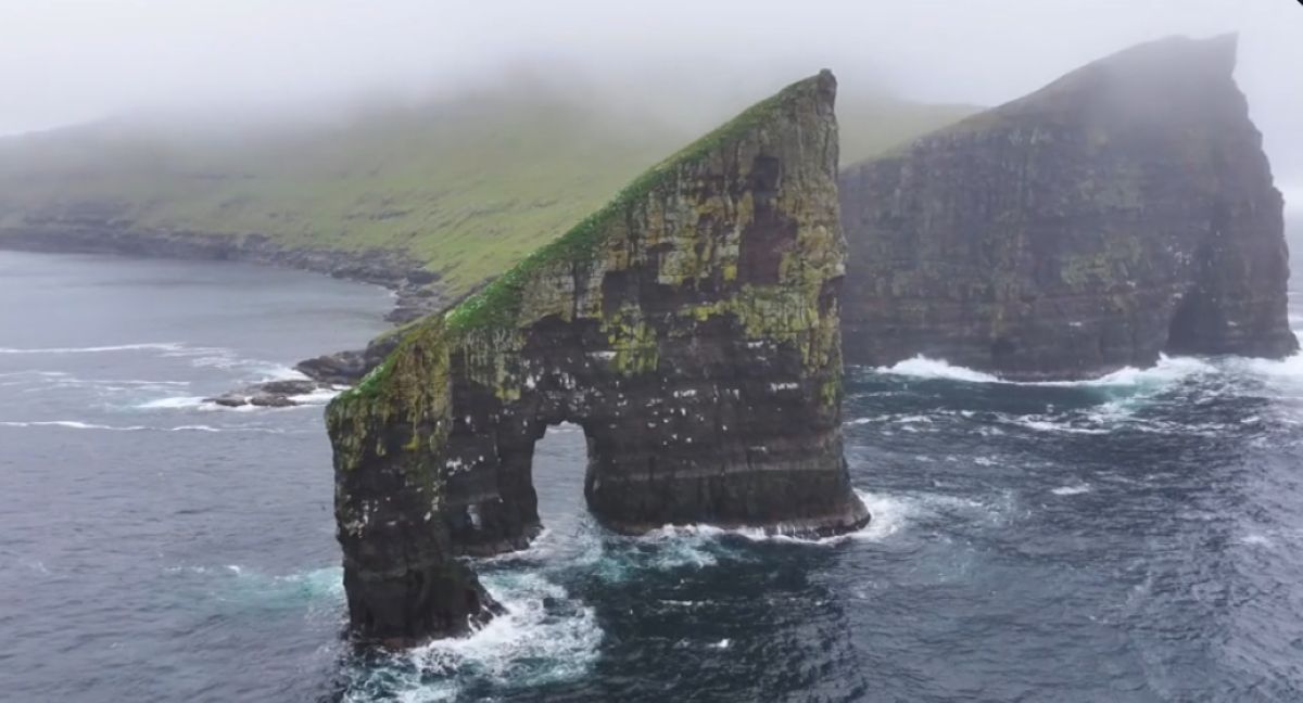 Η εντυπωσιακή φυσική καμάρα Drangarnir στις Νήσους Φερόες ανάμεσα στα κύματα του Ατλαντικού
