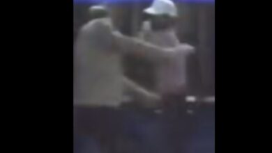 Ο Γκάρι Πλοσέ τη στιγμή που πυροβολεί τον Τζεφ Ντουσέ στο αεροδρόμιο