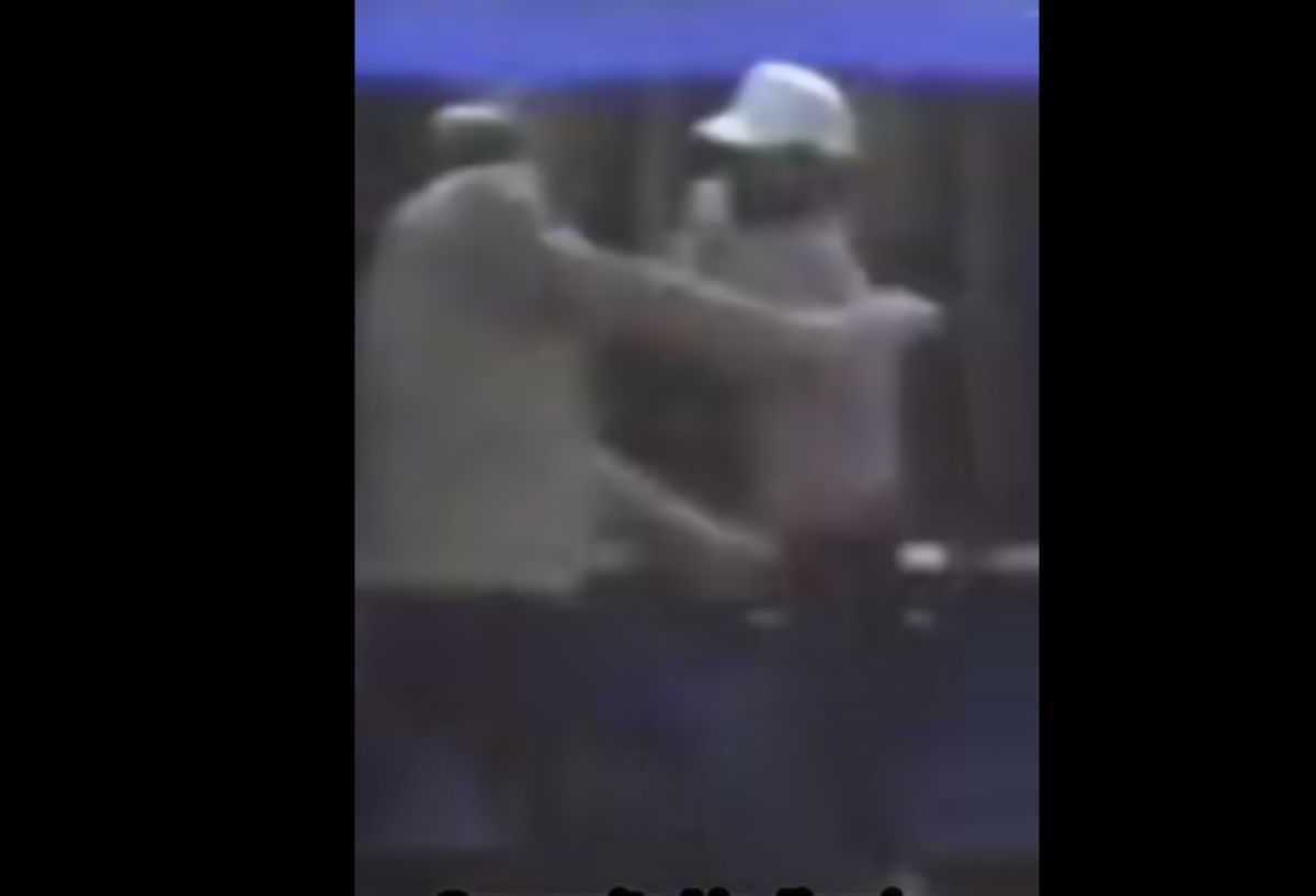 Ο Γκάρι Πλοσέ τη στιγμή που πυροβολεί τον Τζεφ Ντουσέ στο αεροδρόμιο