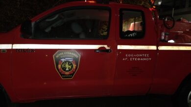 Εθελοντές δήμου βοηθούν κατοίκους σε πλημμυρισμένη περιοχή