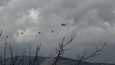 Στελέχη των Ειδικών Δυνάμεων πραγματοποιούν ρίψεις αλεξιπτωτιστών από μεταγωγικό αεροσκάφος πάνω από την Αττική