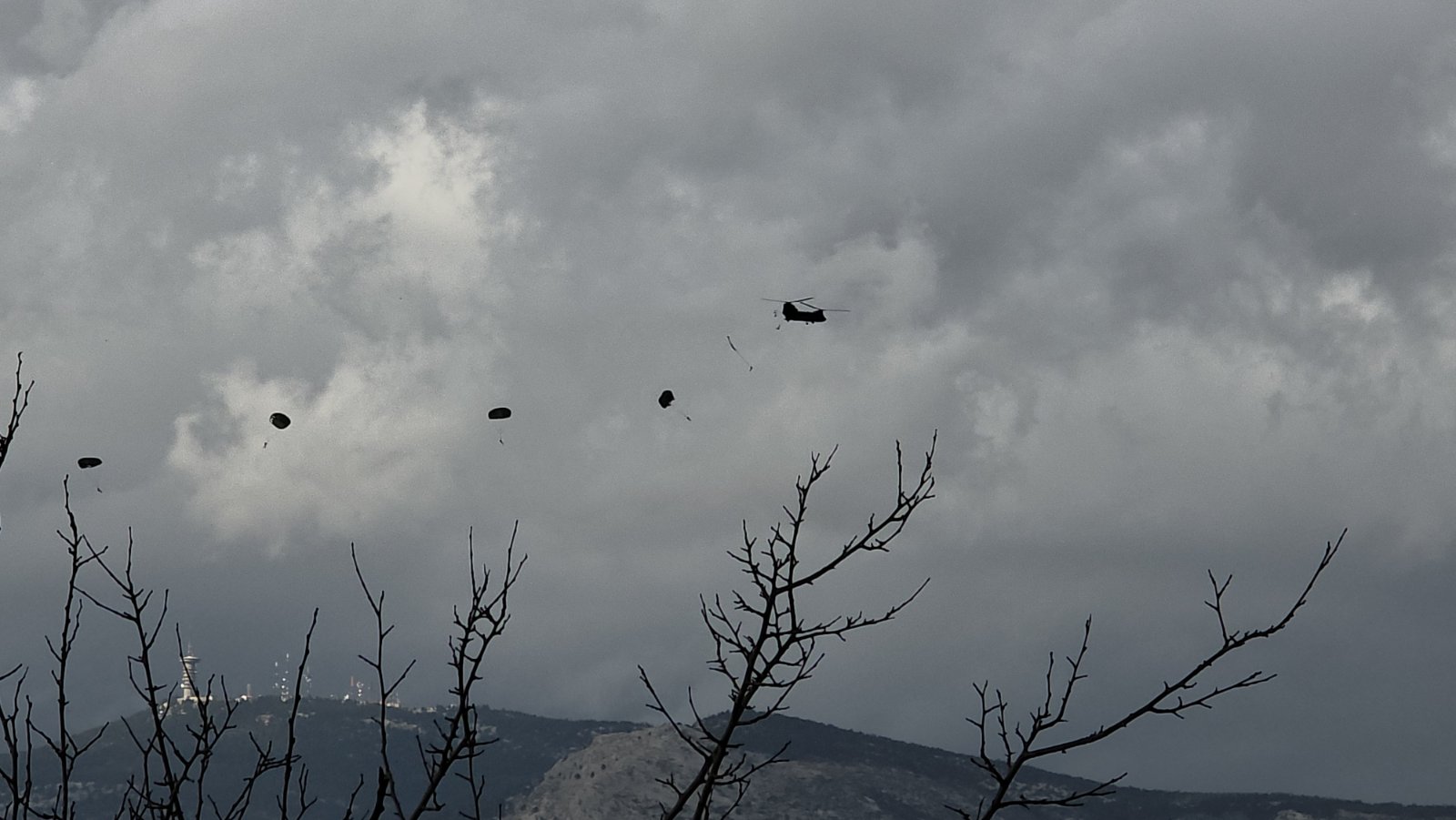 Στελέχη των Ειδικών Δυνάμεων πραγματοποιούν ρίψεις αλεξιπτωτιστών από μεταγωγικό αεροσκάφος πάνω από την Αττική