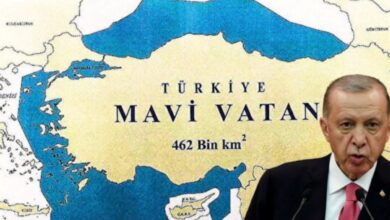 Ο Τούρκος πρόεδρος Ερντογάν μπροστά από χάρτη που δείχνει τις διεκδικήσεις της Τουρκίας στην Ανατολική Μεσόγειο και το Αιγαίο