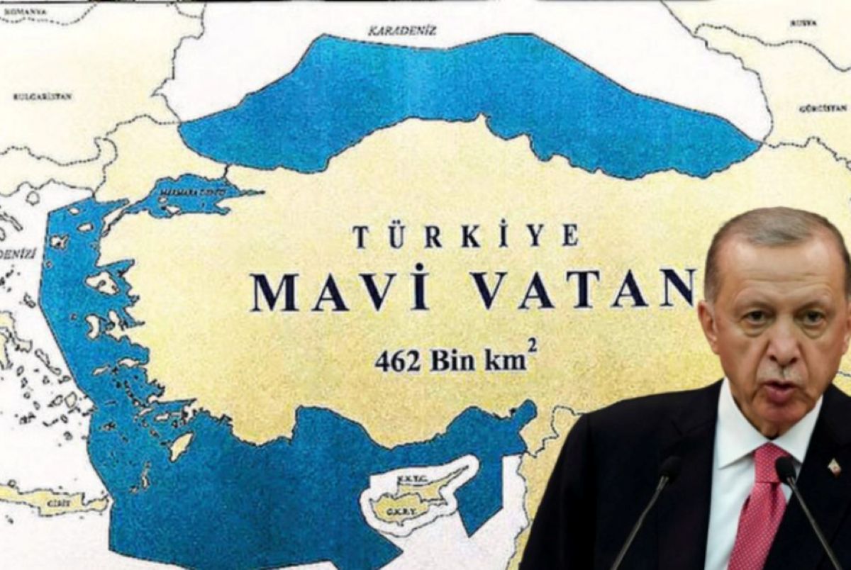 Ο Τούρκος πρόεδρος Ερντογάν μπροστά από χάρτη που δείχνει τις διεκδικήσεις της Τουρκίας στην Ανατολική Μεσόγειο και το Αιγαίο