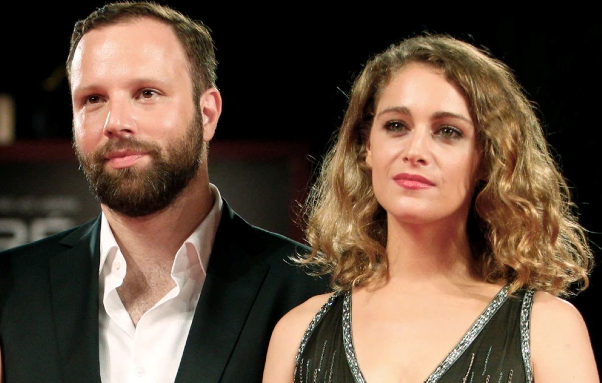 Η ηθοποιός και σκηνοθέτις Αριάν Λαμπέντ σε μια εκφραστική λήψη μαζί με τον Γιώργο Λάνθιμο