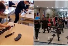 Ρώσοι στρατιωτικοί επιδεικνύουν χρήση όπλων σε μαθητές μέσα σε σχολική αίθουσα