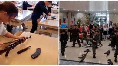 Ρώσοι στρατιωτικοί επιδεικνύουν χρήση όπλων σε μαθητές μέσα σε σχολική αίθουσα