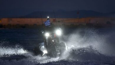Σκάφος του Λιμενικού στη Χίο κατά τη διάρκεια επιχείρησης διάσωσης μετά από καταδίωξη