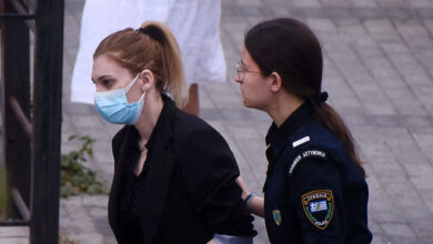 Η Ρούλα Πισπιρίγκου εμφανίζεται υποβασταζόμενη και με μπαστούνι στο Μικτό Ορκωτό Εφετείο Αθηνών