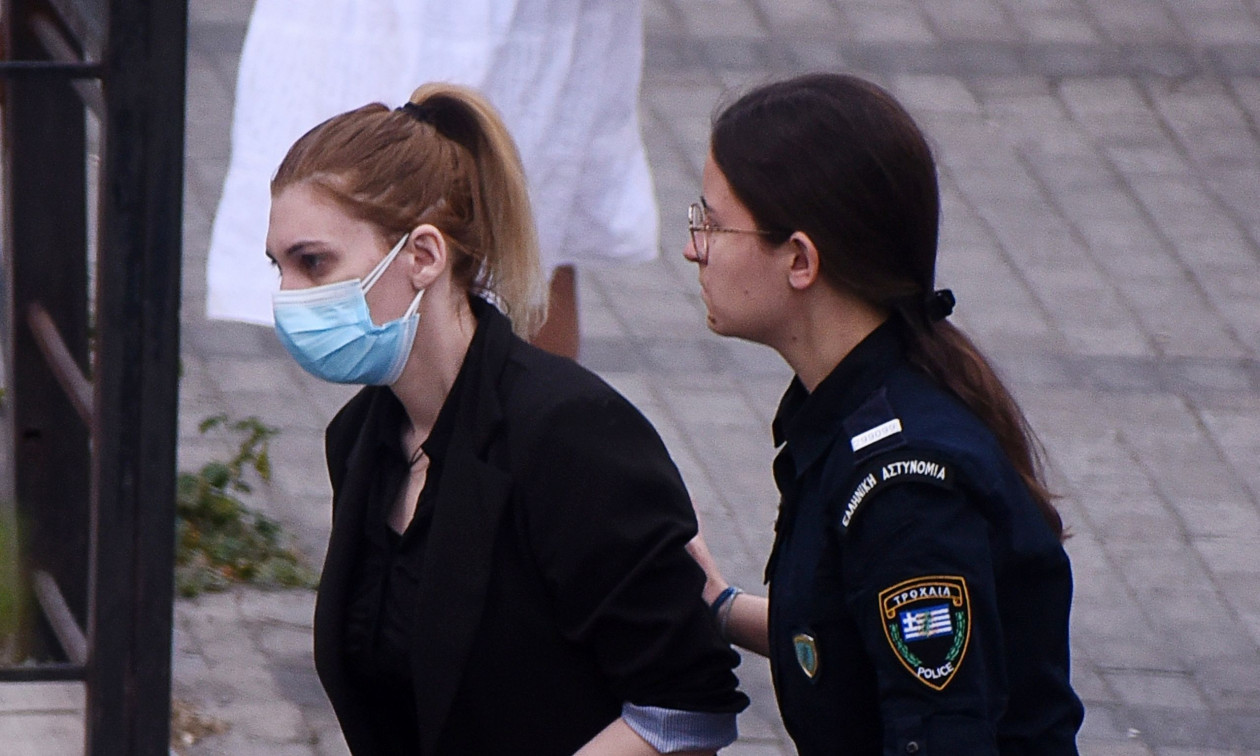 Η Ρούλα Πισπιρίγκου εμφανίζεται υποβασταζόμενη και με μπαστούνι στο Μικτό Ορκωτό Εφετείο Αθηνών