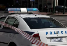 Αστυνομικές δυνάμεις της ΕΛ.ΑΣ. έξω από πολυκατοικία στον Κολωνό μετά τον εντοπισμό νεκρής γυναίκας