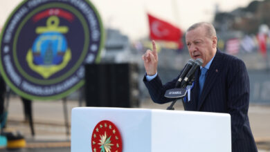 Τουρκικό πολεμικό πλοίο στο Αιγαίο με φόντο ελληνικά νησιά