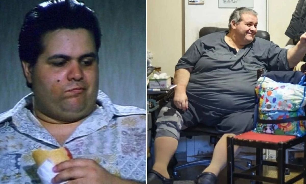 Ο ηθοποιός Κώστας Μακέδος σε καρέκλα κατά τη διάρκεια της συνέντευξής του