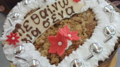 Κόλλυβα σε σχήμα καρδιάς με το μήνυμα «Πεθαίνω για σένα» από ζαχαροπλάστη στη Λάρισα για τον Άγιο Βαλεντίνο και το Ψυχοσάββατο