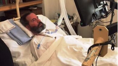 Ο Μοναχός Σωφρόνιος στην κλίνη του, επικοινωνώντας μέσω του βλεμματικού συστήματος πληκτρολόγησης