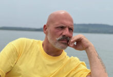 Ο Νίκος Μουτσινάς χαμογελαστός στην ανακοίνωση της επιστροφής του στην τηλεόραση μέσω του STAR