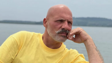 Ο Νίκος Μουτσινάς χαμογελαστός στην ανακοίνωση της επιστροφής του στην τηλεόραση μέσω του STAR