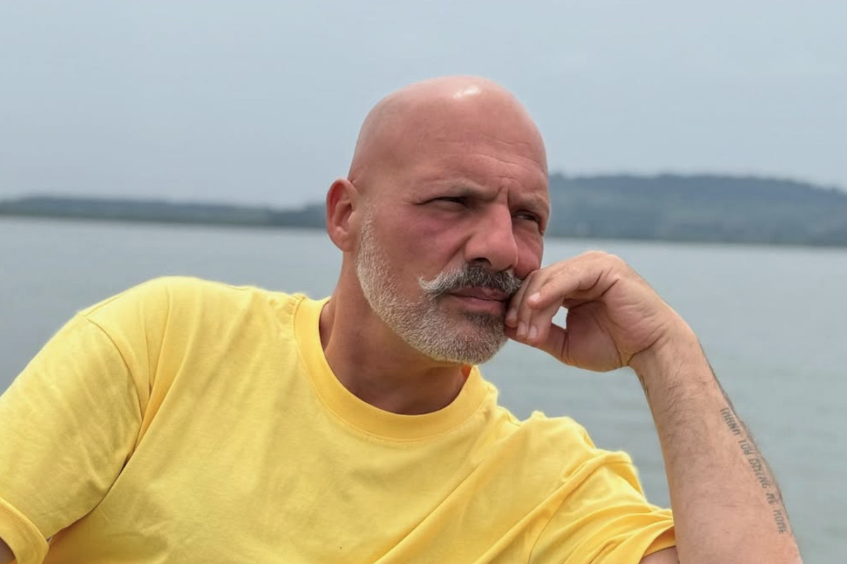 Ο Νίκος Μουτσινάς χαμογελαστός στην ανακοίνωση της επιστροφής του στην τηλεόραση μέσω του STAR