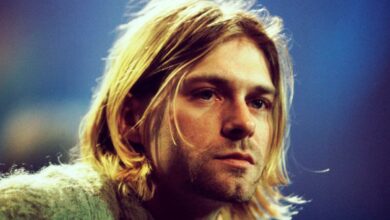 Ο Kurt Cobain στη σκηνή με την κιθάρα του και στοιχεία από τον φάκελο της αστυνομίας του Σιάτλ