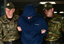 Φωτογραφία αρχείου με απόρρητα έγγραφα και σύμβολα κατασκοπείας σε φόντο στρατιωτικών εγκαταστάσεων