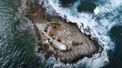 Το απομονωμένο Νησί των Νεκρών στον Άγιο Φωκά Λακωνίας με τα λευκά μνήματα πάνω στον βράχο