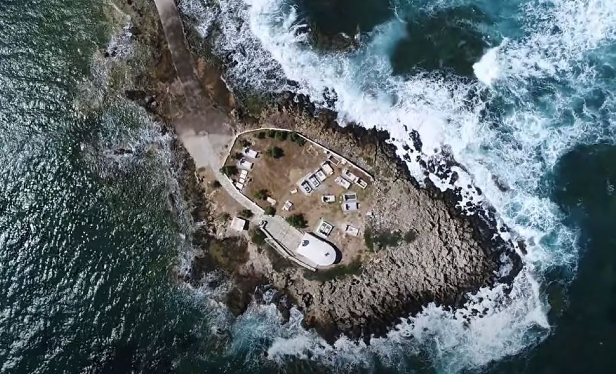 Το απομονωμένο Νησί των Νεκρών στον Άγιο Φωκά Λακωνίας με τα λευκά μνήματα πάνω στον βράχο