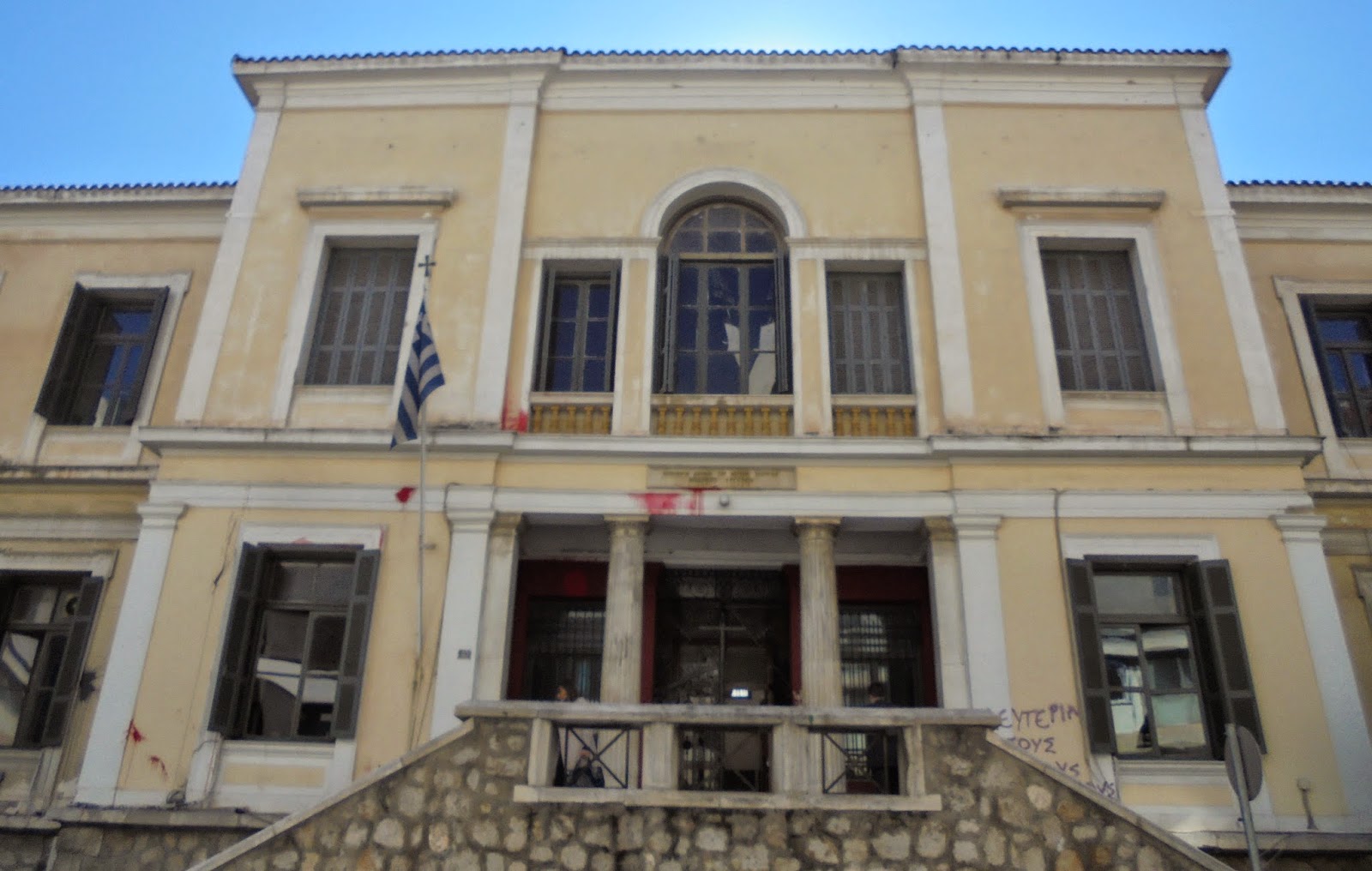 Εξωτερική άποψη των Δικαστηρίων Λαμίας όπου σημειώθηκε η εγκατάλειψη του 10χρονου παιδιού