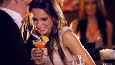 Ένας γοητευτικός άνδρας που γυρίζει τα μανίκια του πουκαμίσου του, μια κίνηση που οι γυναίκες βρίσκουν σέξι