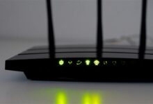 Γραφική αναπαράσταση ραδιοκυμάτων WiFi που περιβάλλουν ανθρώπινη φιγούρα για αναγνώριση και επιτήρηση